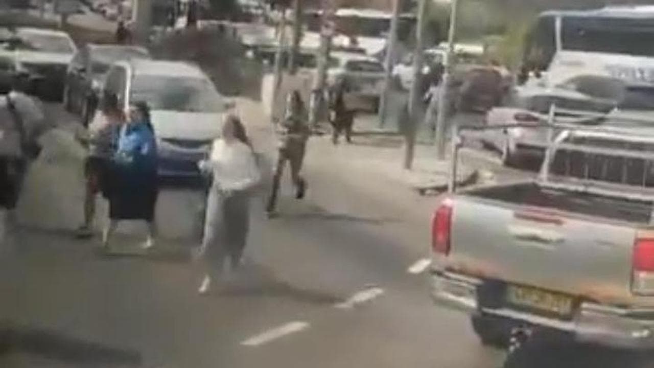 Attentato a Gerusalemme: gli spari e la fuga delle persone in mezzo al traffico