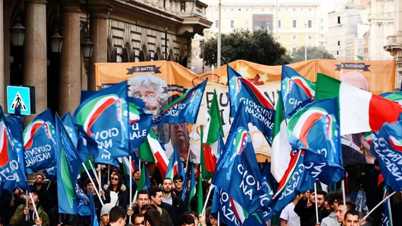 La contro-Pontida dei giovani FdI con il console fascio-rock, il naufrago Adinolfi, Rizzo e Minniti
