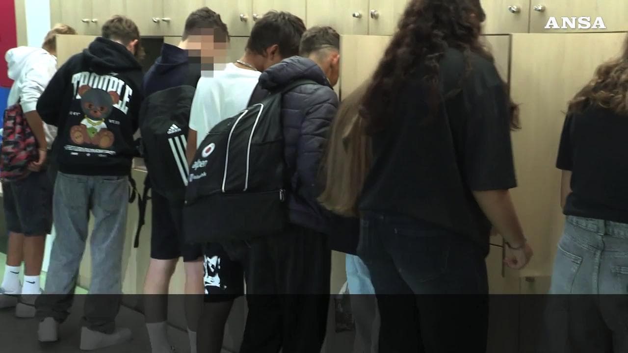 Alto Adige, suona la prima campanella: tutti a scuola tranne i cellulari