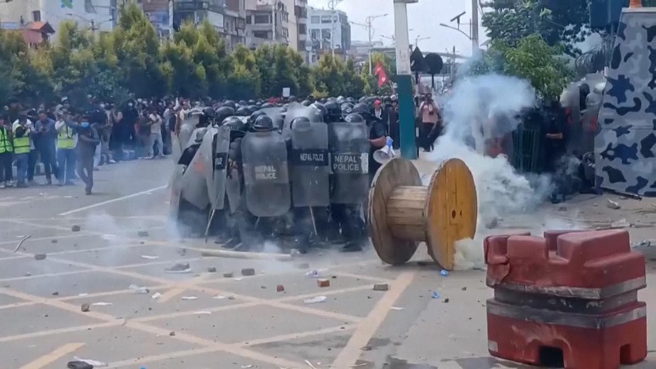 Nepal, violenti scontri con la polizia alla protesta contro il blocco dei social: vittime e feriti