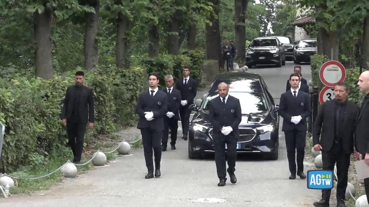 Funerali Giorgio Armani, il feretro lascia la chiesa di Rivalta tra gli applausi