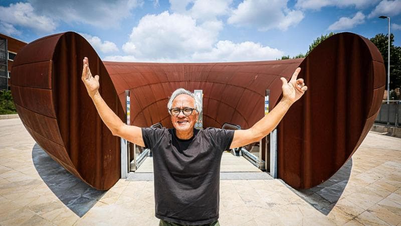 L’artista indiano Anish Kapoor davanti alla sua opera, posizionata all’esterno della stazione della metropolitana di Monte Sant’Angelo a Napoli. Napoli 29 Giugno 2023. ANSA/CESARE ABBATE/