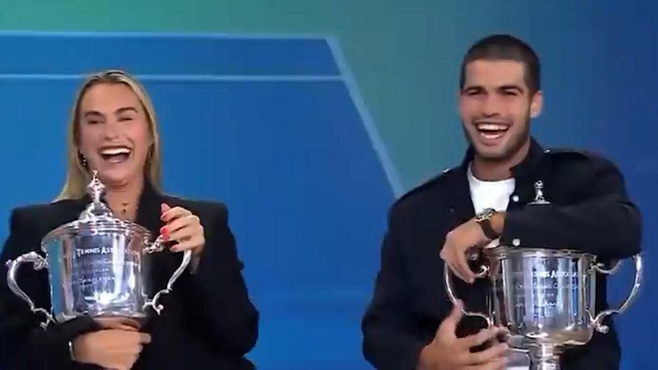 Tennis, la gaffe di Sabalenka: chiama Alcaraz "Jannik". Lui ride: "Sono solo le 9 del mattino"