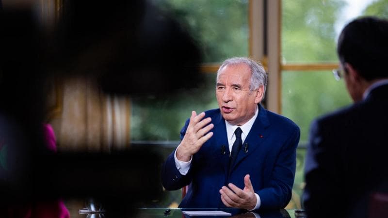 La Francia di nuovo nel caos, sfiducia al governo Bayrou. Macron cerca un successore