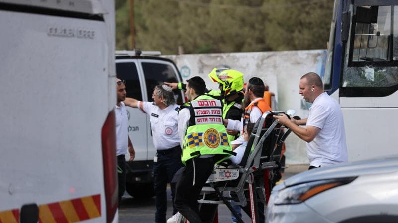 Gerusalemme, torna il terrore, sei uccisi alla fermata del bus. Hamas: “Operazione eroica”