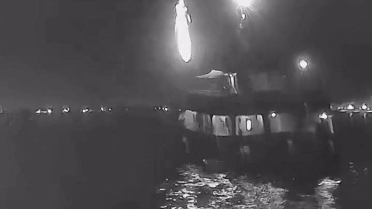 Dal cielo una striscia di fuoco: la Flotilla in fiamme, le riprese video da un'altra imbarcazione