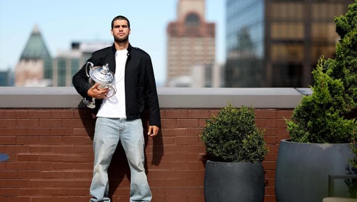 Carlos Alcaraz con il trofeo degli Us Open