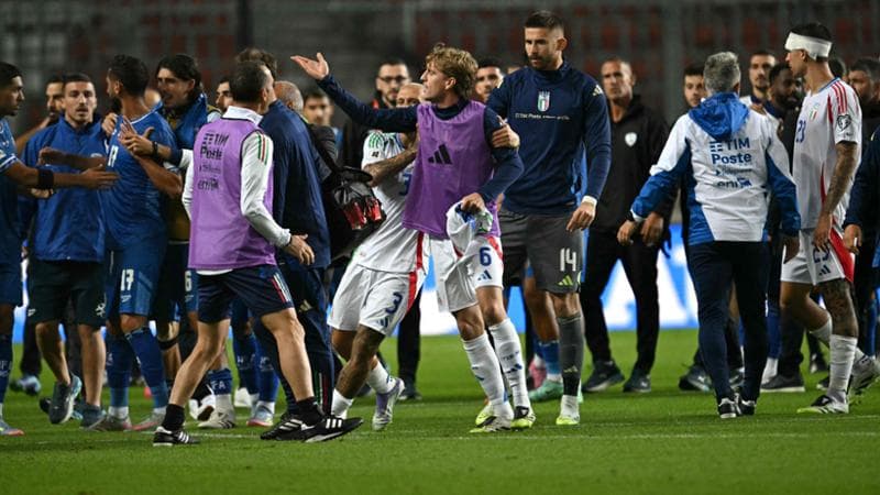 La rissa a fine partita tra i giocatori di Italia e Israele