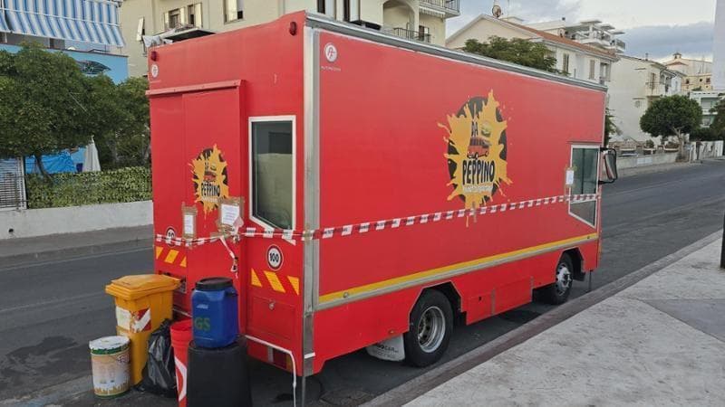 Il truck sul lungomare di Diamante (Cosenza) dove sono stati prodotti i panini contaminati con il botulino