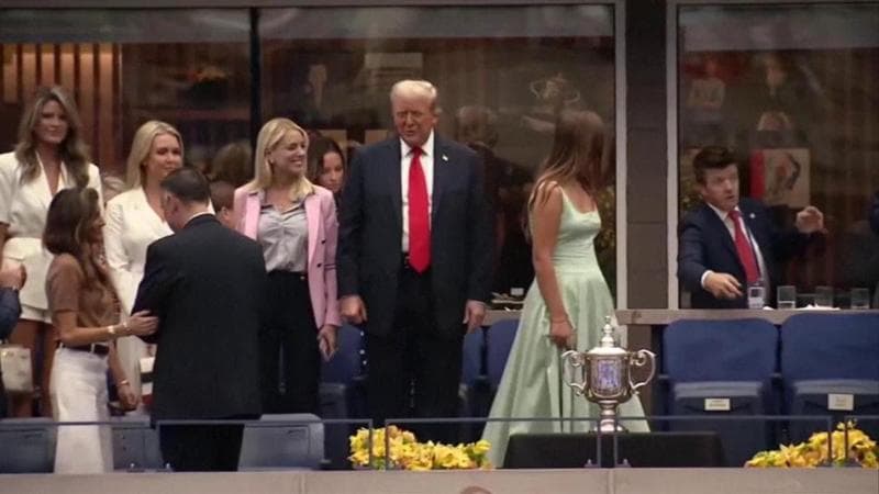 Trump agli Us Open con una pillola blu in bocca: dalle mentine al viagra, la foto scatena i social