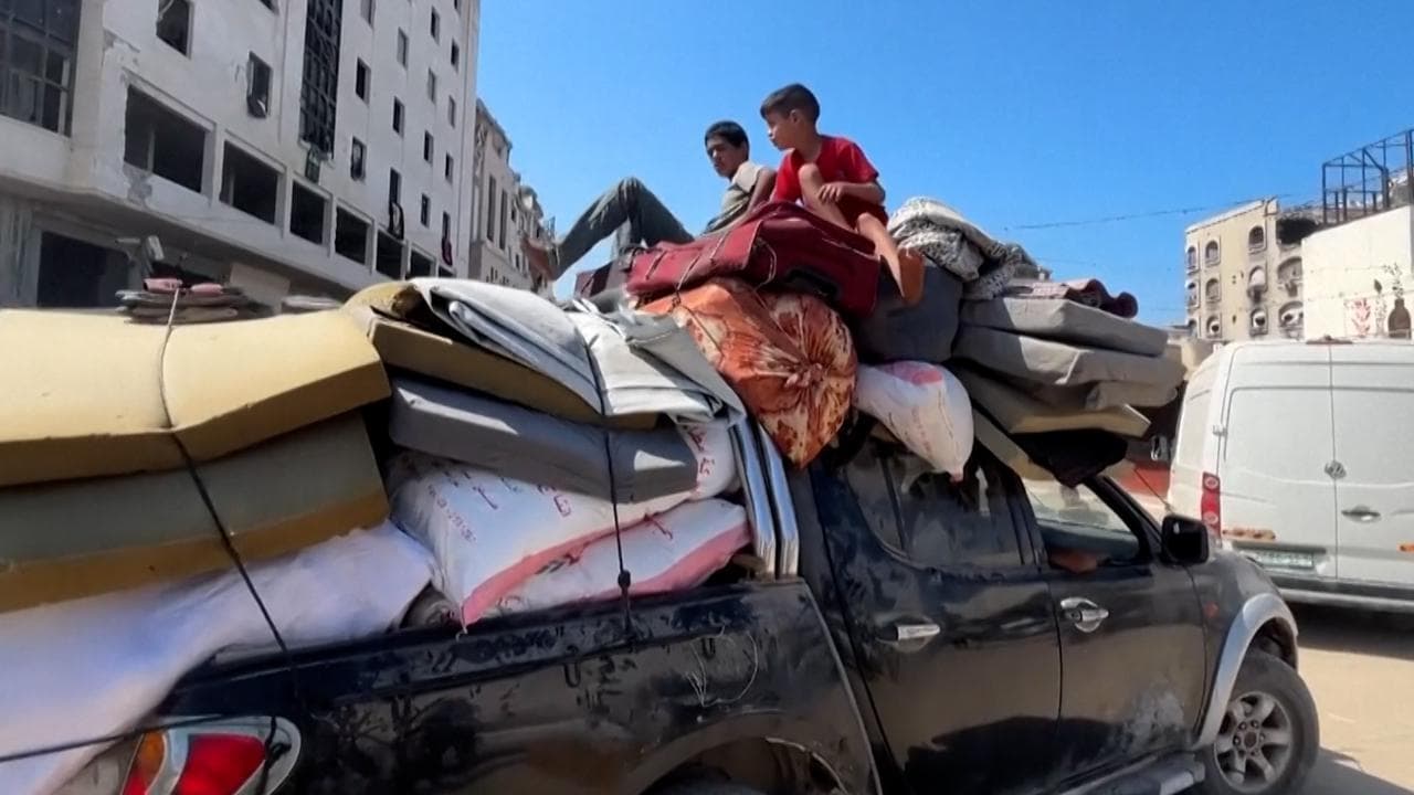 In macchina, moto, in camion con tutta una vita nei bagagli: il drammatico esodo da Gaza city