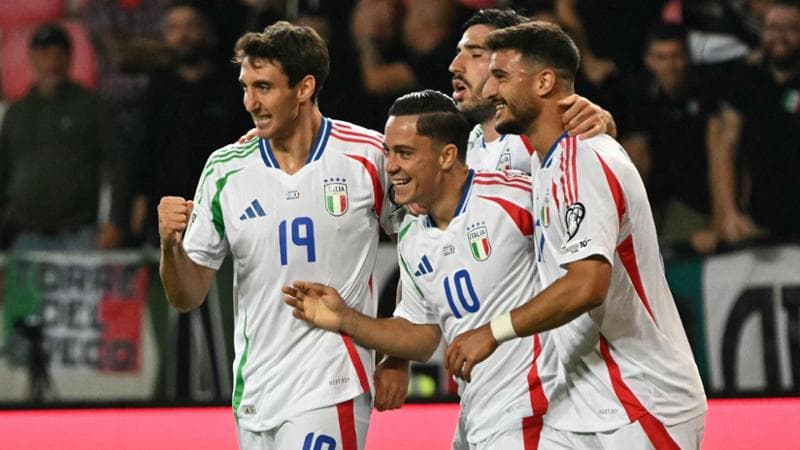 L'esultanza degli azzurri dopo il gol di Raspadori a Israele