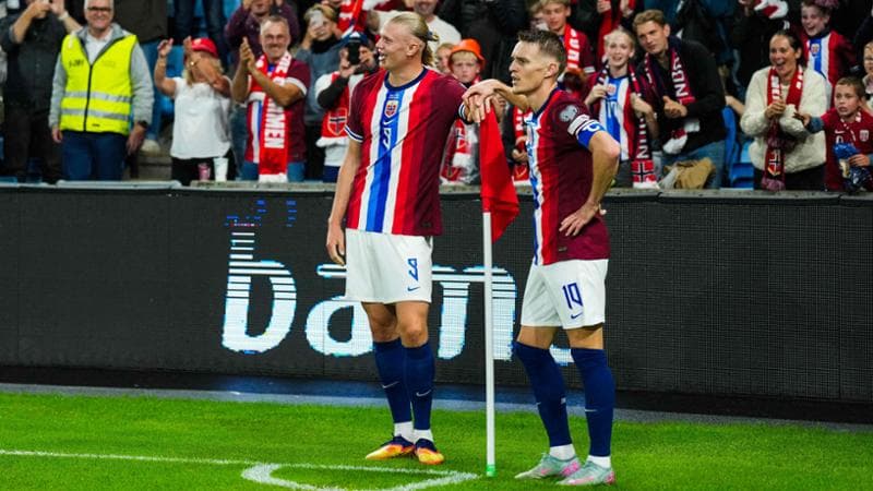 Haaland esulta con Odegaard