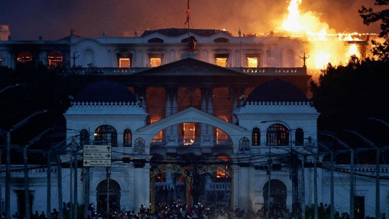 Il Singha Durbar in fiamme
