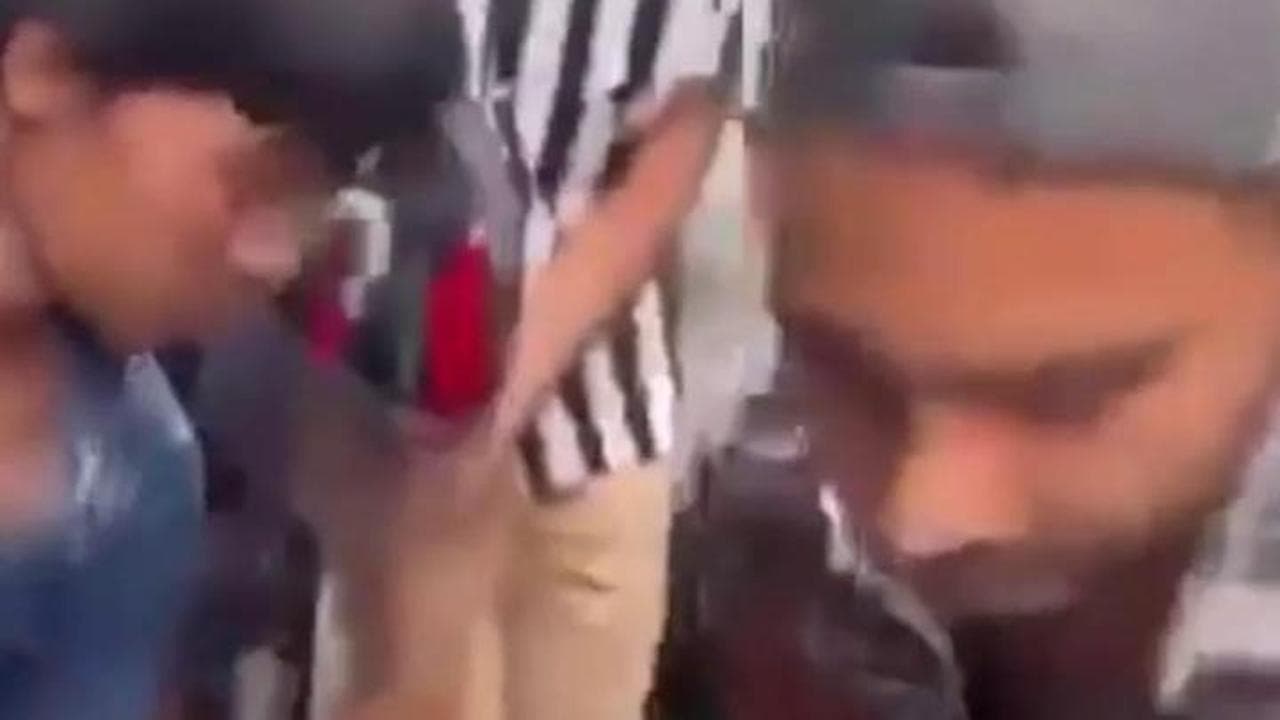 Nepal, il ministro delle Finanze spogliato e inseguito in un fiume da un gruppo di manifestanti