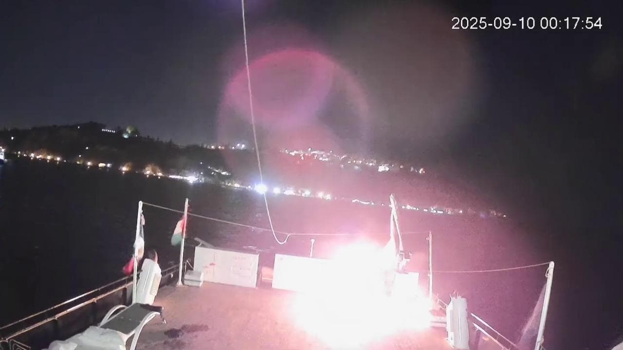Global Sumud Flotilla, un altra barca colpita da un drone in Tunisia: ecco l'esplosione sul ponte