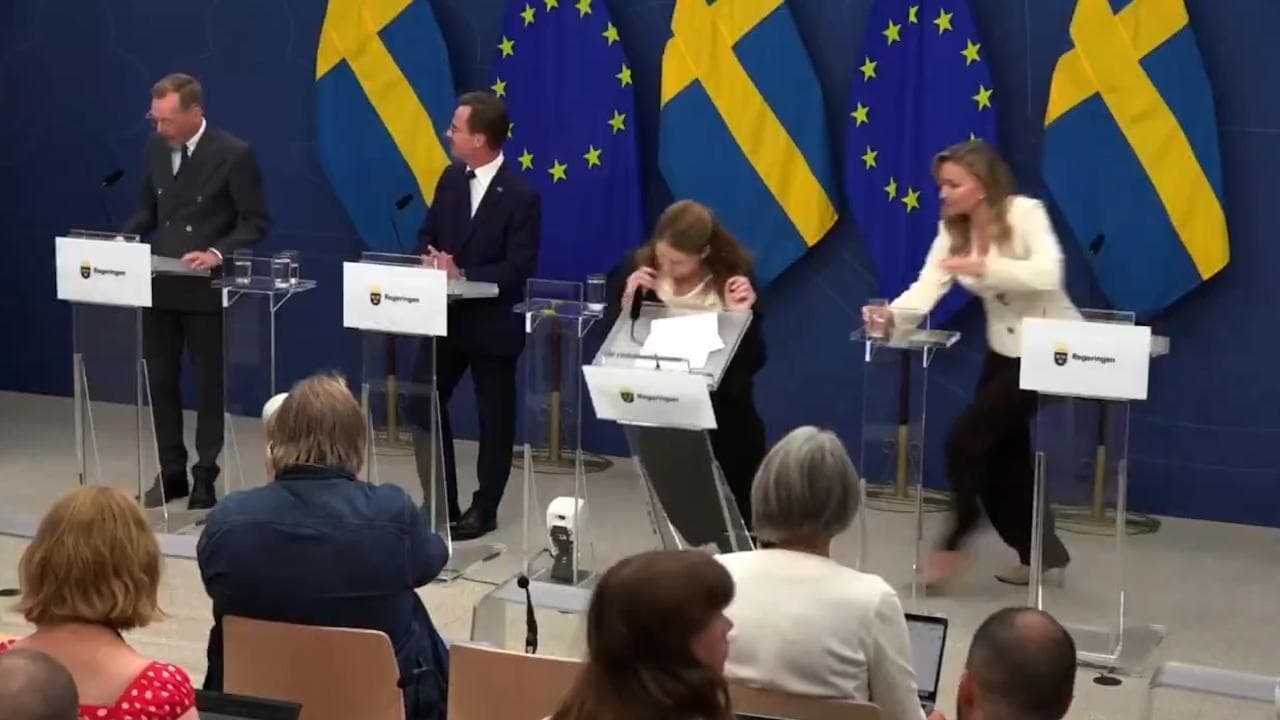 Svezia: la neo ministra della Salute Elisabet Lann sviene durante la conferenza stampa