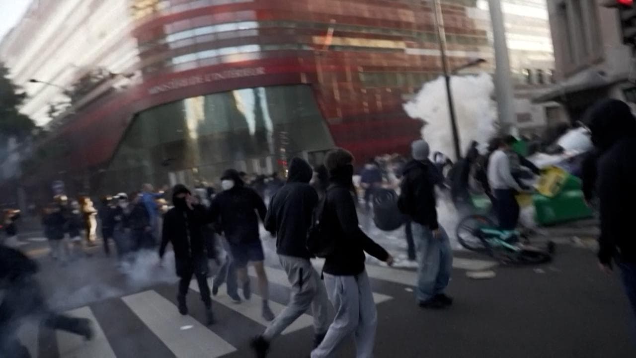 Francia, "Blocchiamo tutto": scontri tra manifestanti e polizia a Parigi, 295 arresti