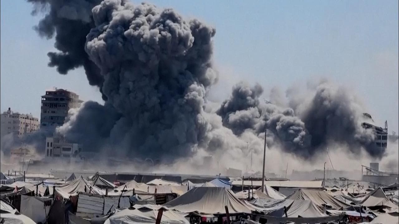Medio Oriente, nuovo raid su Gaza City: missile israeliano rade al suolo un edificio residenziale