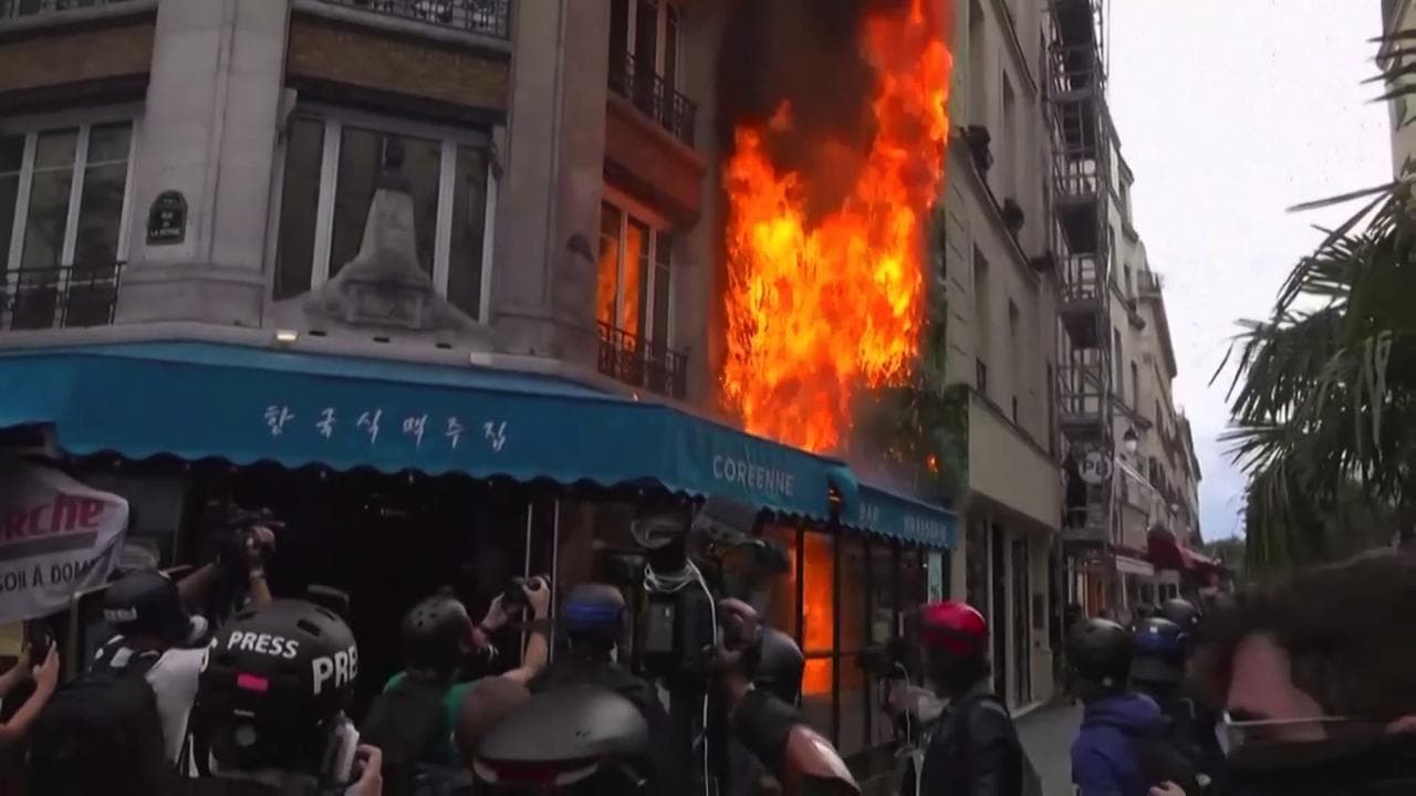 Francia, scontri a Parigi tra manifestanti e polizia: in fiamme un ristorante