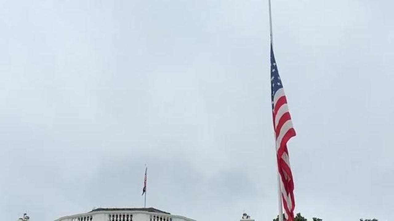 La Casa Bianca commemora Charlie Kirk: bandiere a mezz’asta per l’attivista conservatore