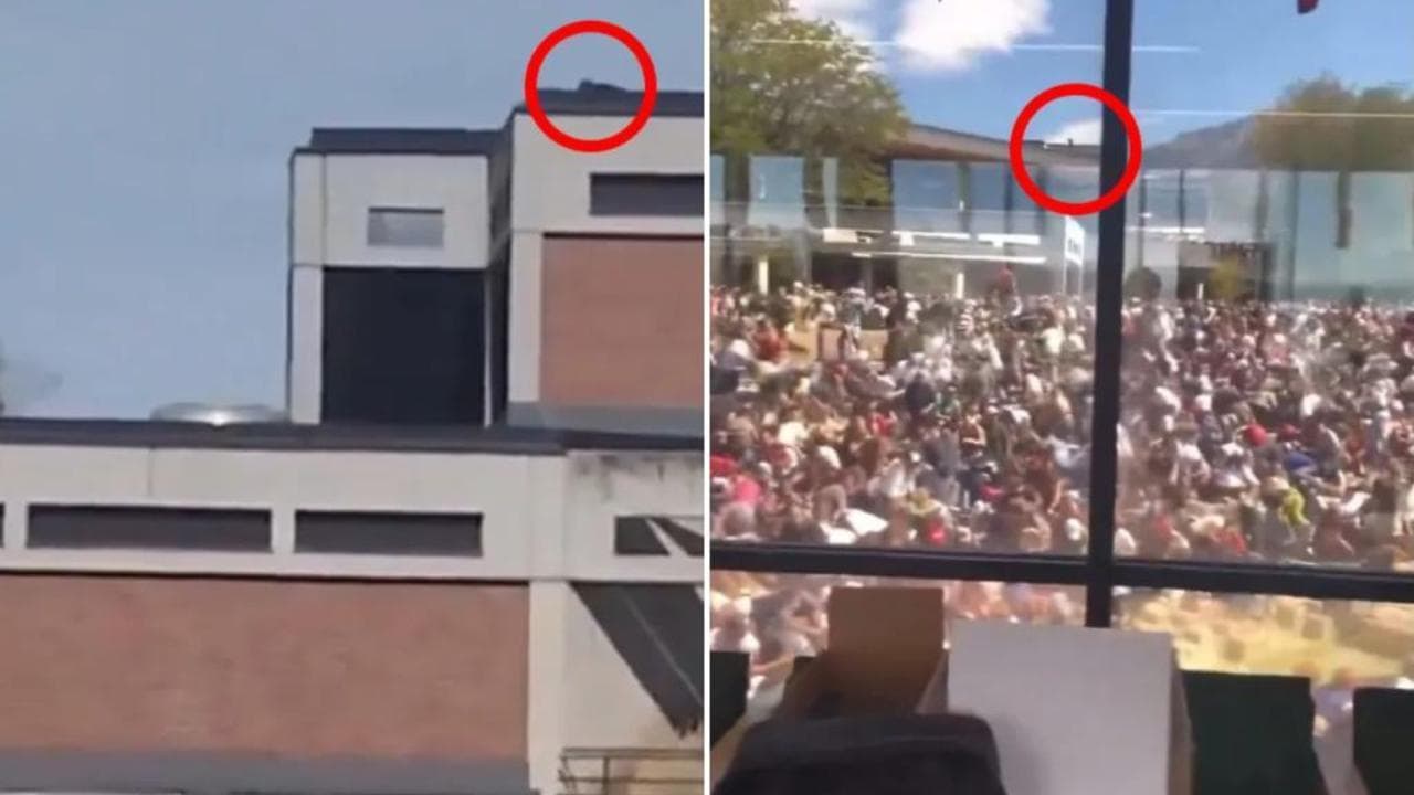 Omicidio Kirk: gli spari dall'alto, la folla indica un sospetto cecchino sul tetto del campus