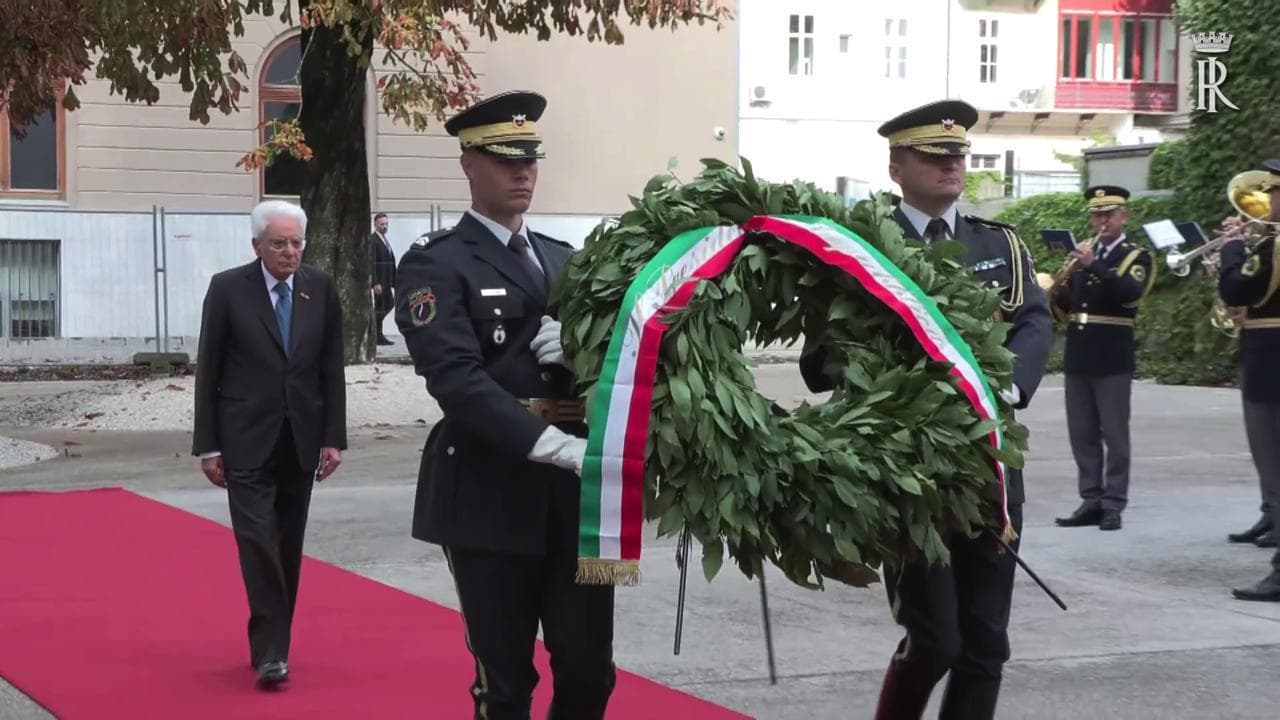 Lubiana, Mattarella depone una corona al monumento ai caduti di tutte le guerre