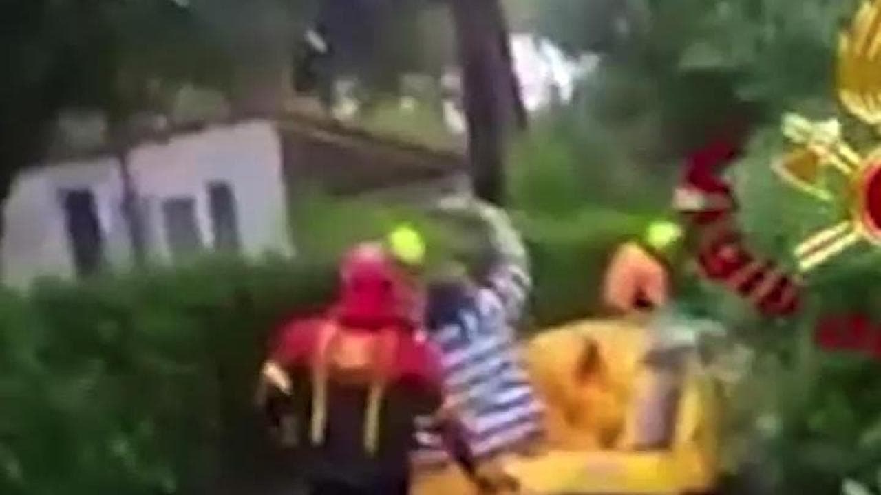 Maltempo in Friuli, 30 persone evacuate da un camping allagato: le immagini dei Vigili del fuoco