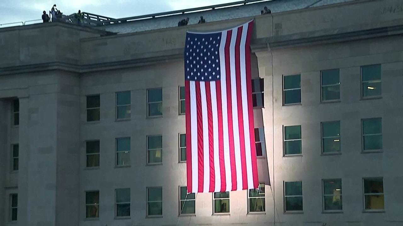 La bandiera americana sul Pentagono: 24 anni dopo, il ricordo dell'11 settembre