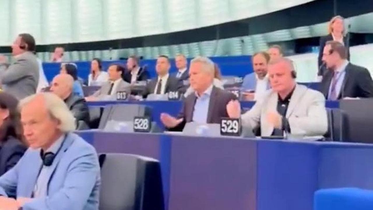 Charlie Kirk, l’Europarlamento dice no al minuto di silenzio: i conservatori inscenano la protesta