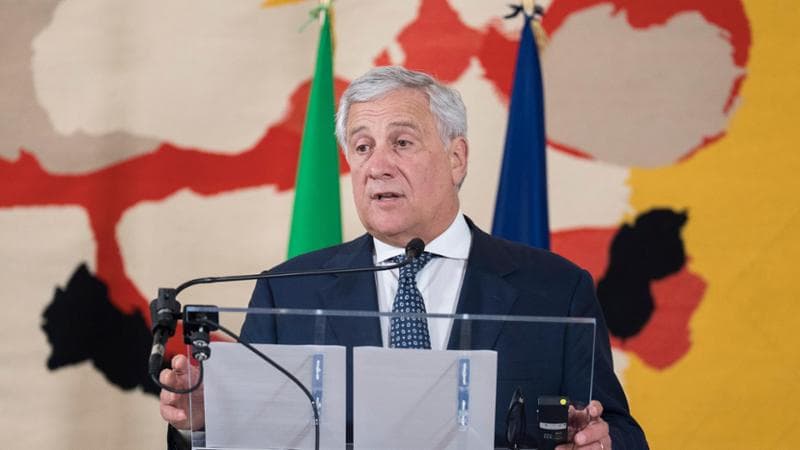 Tajani: “Valutiamo le sanzioni di Ursula”. Lite in aula con i 5S