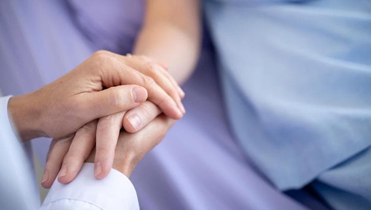 Fine vita, la maggioranza vieta il ricorso alla sanità pubblica