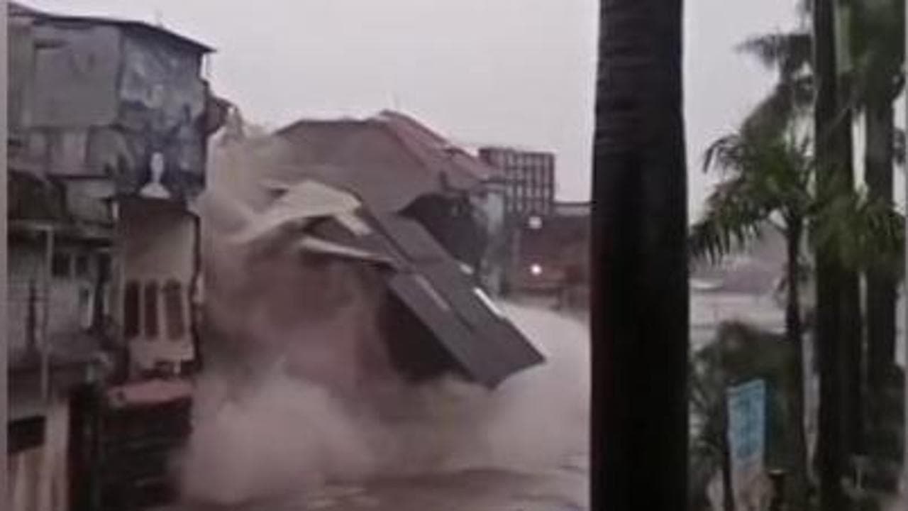 Indonesia, l’edificio crolla sotto la furia dell’acqua: Bali travolta dalle inondazioni