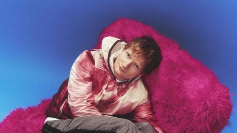 Ed Sheeran torna con Play: un viaggio musicale in technicolor tra culture, emozioni e gioia globale