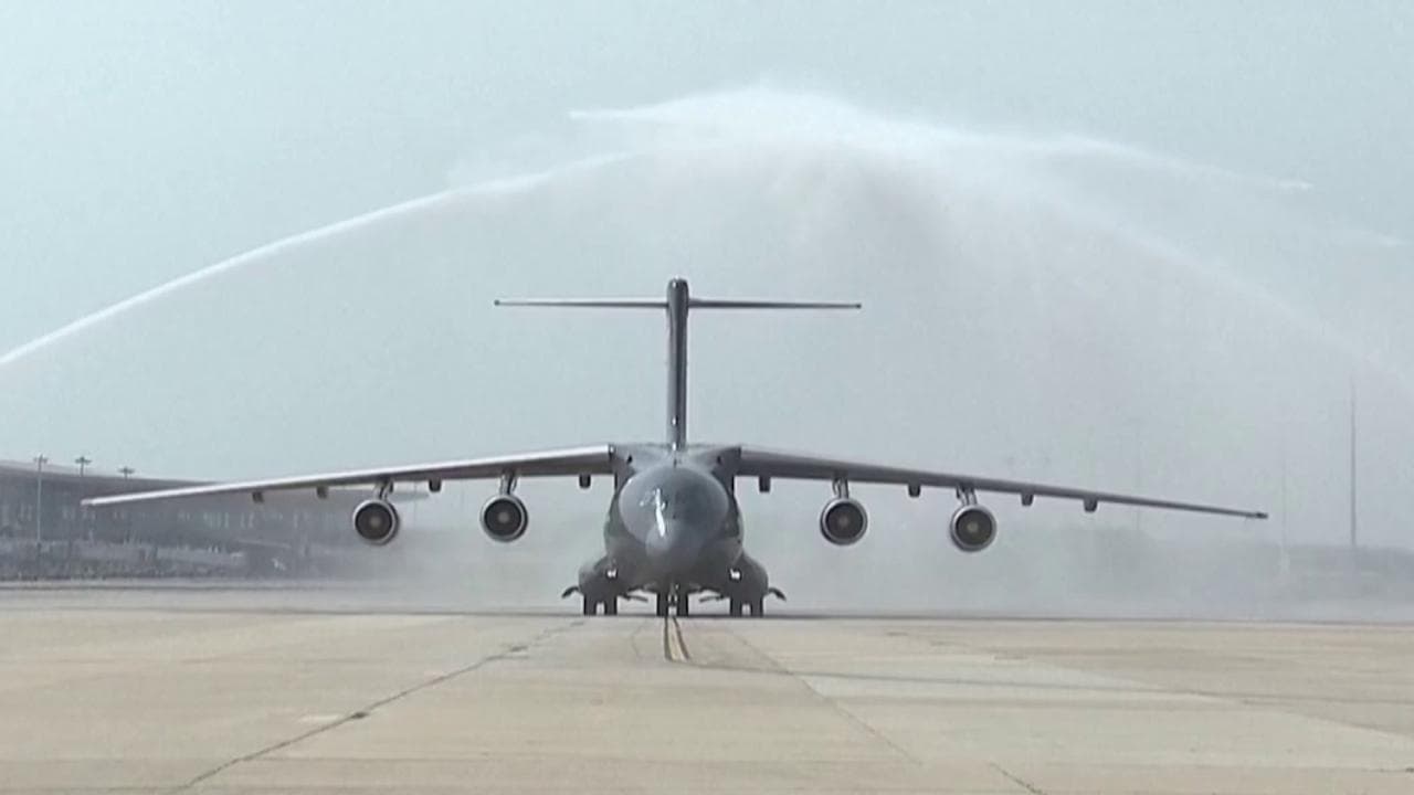 Cina, onori solenni con il "saluto d'acqua": quattro caccia scortano l'aereo dei caduti in Corea