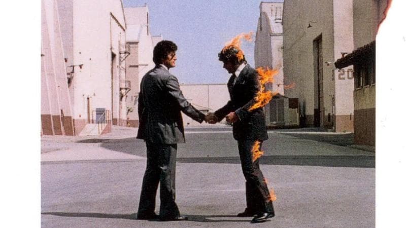 La celebre copertina di "Wish you were here": l'album venne pubblicato il 12 settembre 1975 in Gran Bretagna, e debuttò direttamente in vetta alla classifica