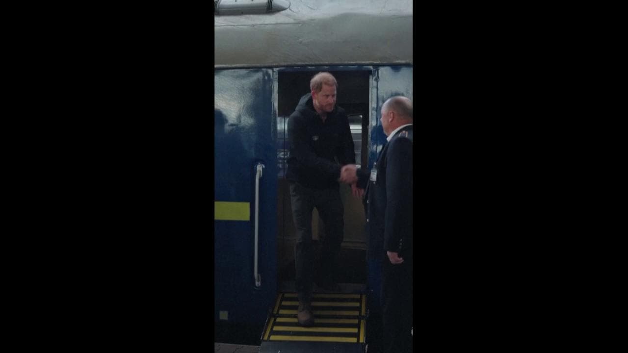 Il principe Harry in visita a Kiev con la sua fondazione che curerà i soldati feriti