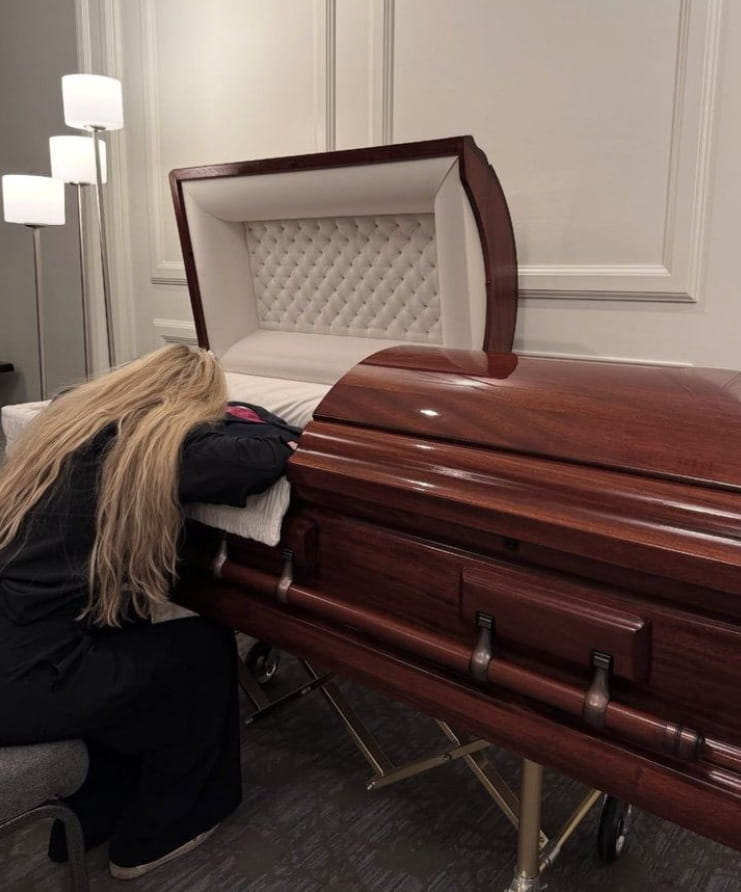 Erika Frantzve, Charlie Kirk'in karısı, kocasının tabutta videolarını ve fotoğraflarını yayınlıyor