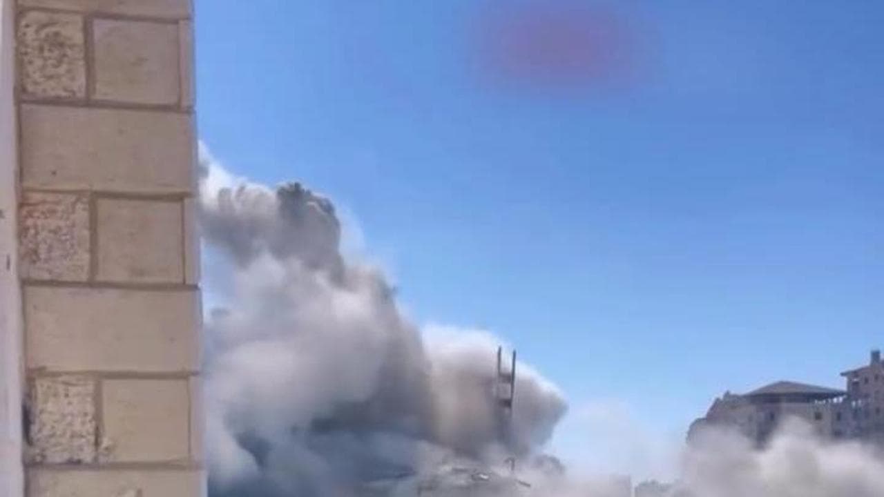 Gaza, raid israeliano colpisce la torre Al-Nur: l'edificio crolla in pochi secondi