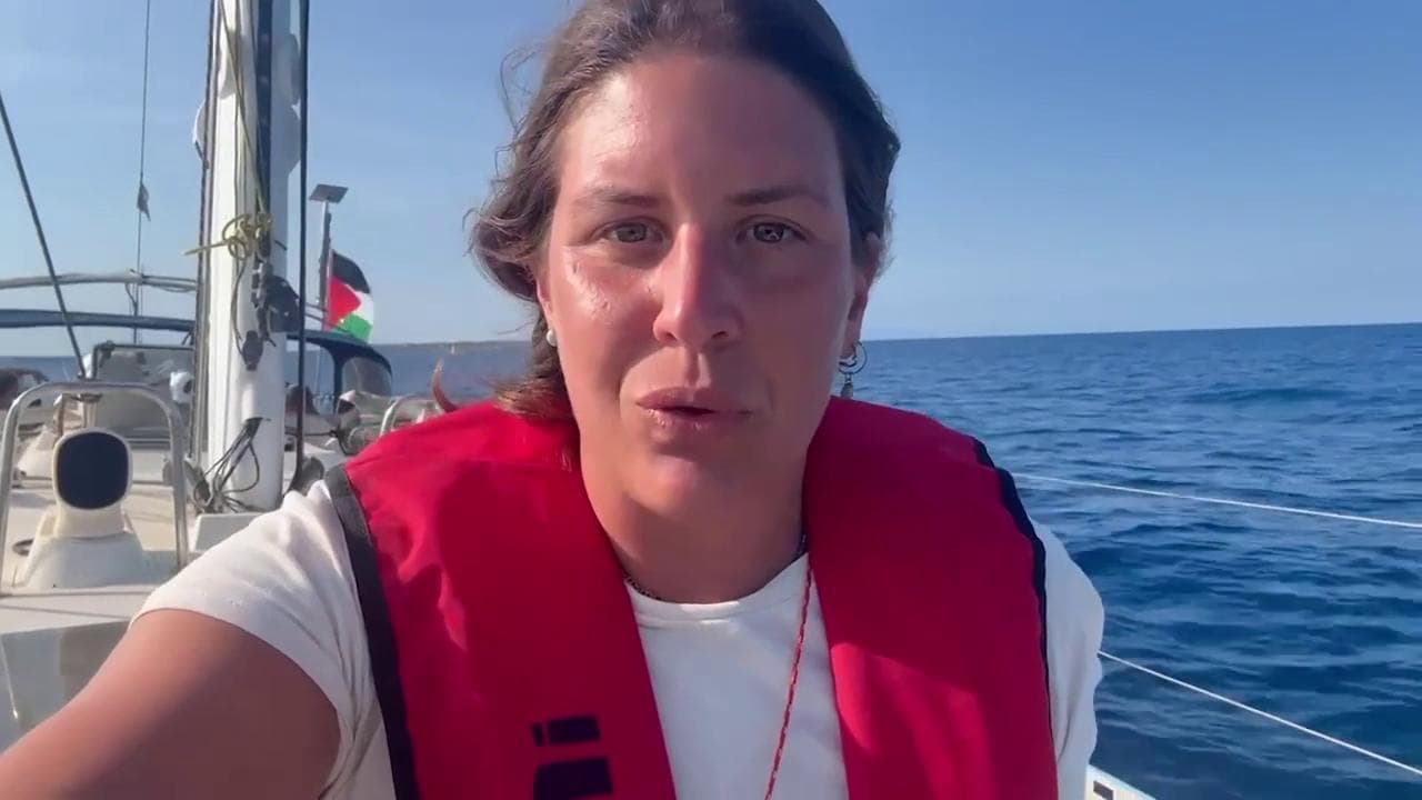 Global Sumud Flotilla, la volontaria dalla barca: "Partiti da Augusta, ecco con chi ci uniremo"