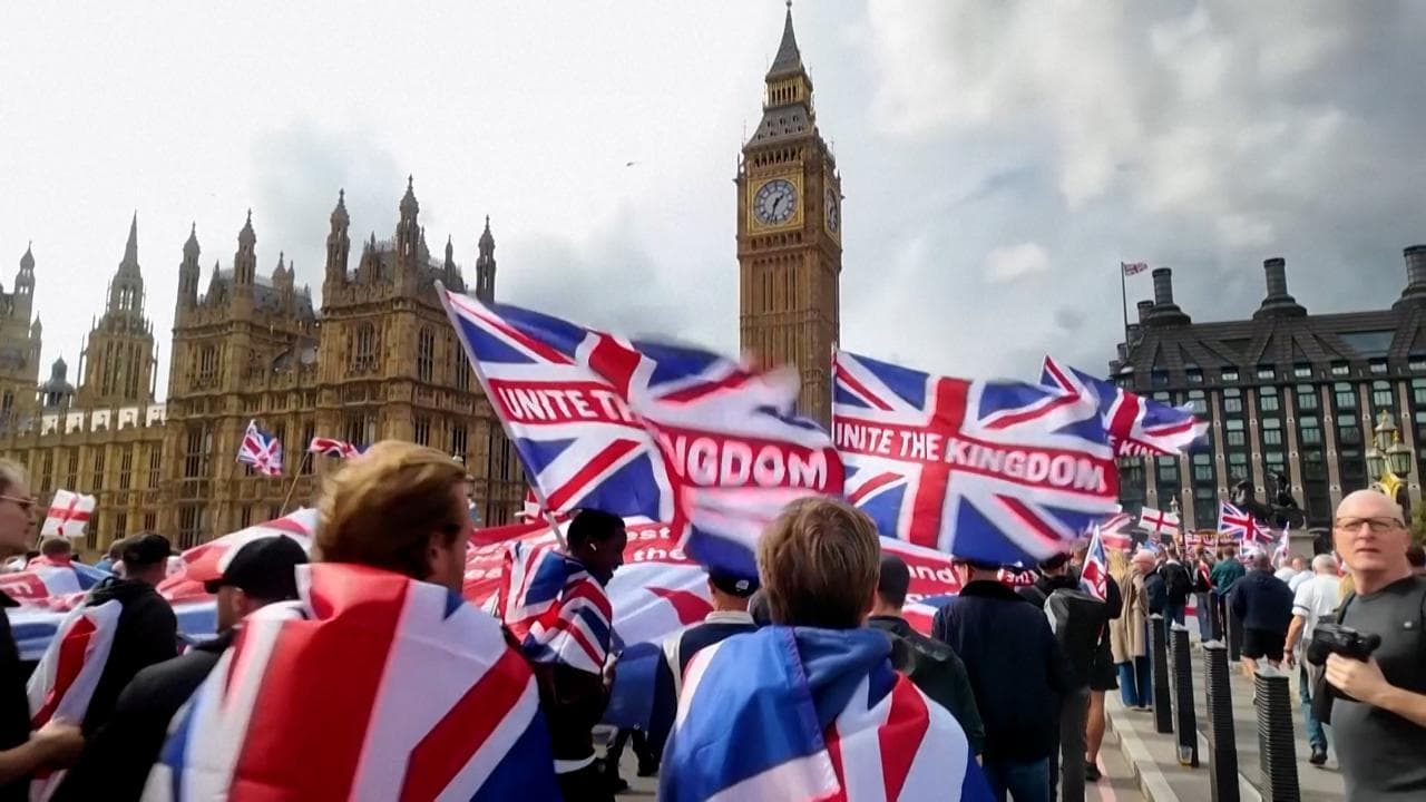 Gb, manifestazione dell'estrema destra a Londra: a migliaia sfilano contro il governo Starmer