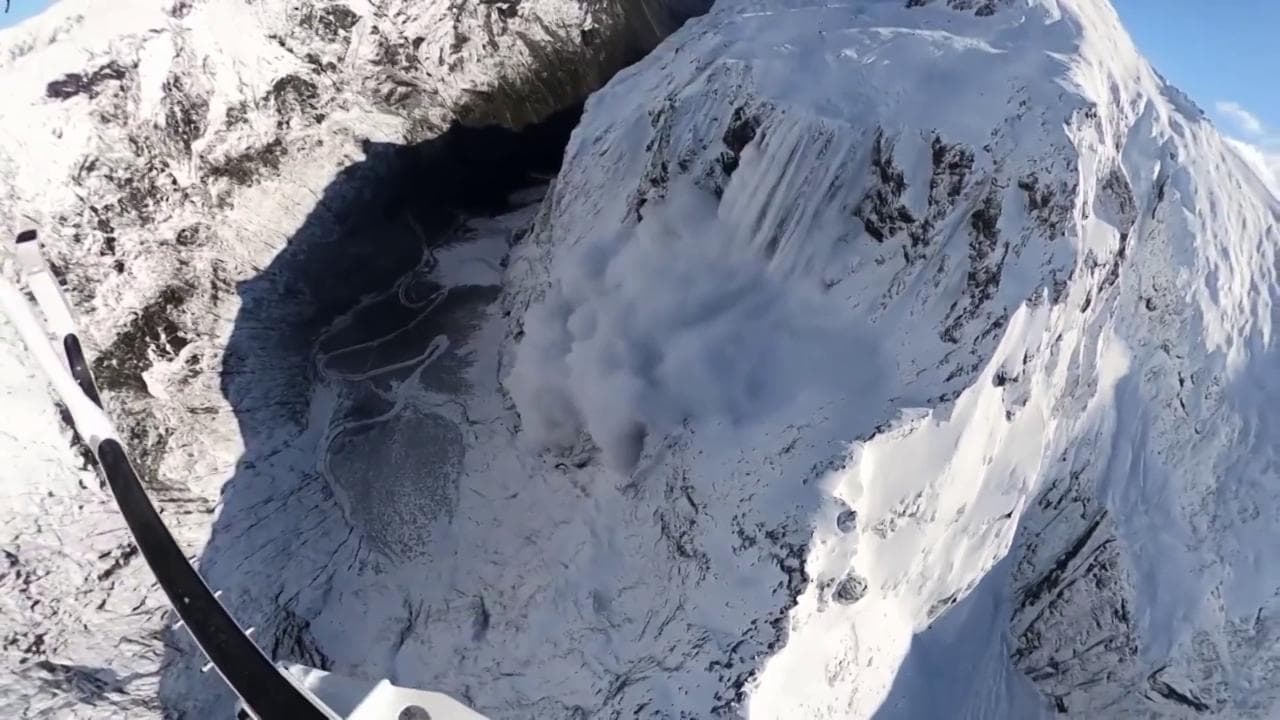 Nuova Zelanda, gli esplosivi provocano una valanga controllata: la scena ripresa da un elicottero