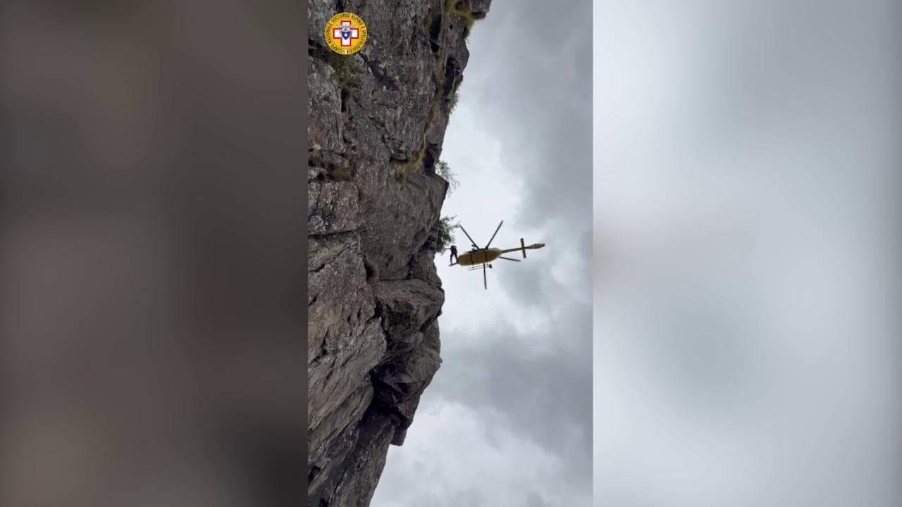 Appennino reggiano: ragazza cade sulla ferrata, il recupero con l'elicottero sullo strapiombo