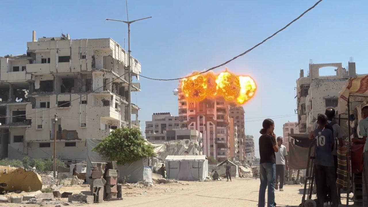 Gaza City: la bomba arriva dritta sul palazzo, il momento dell'esplosione davanti ai ragazzini