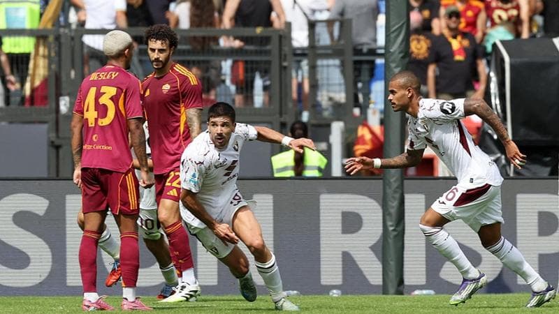 Simeone esulta dopo il gol