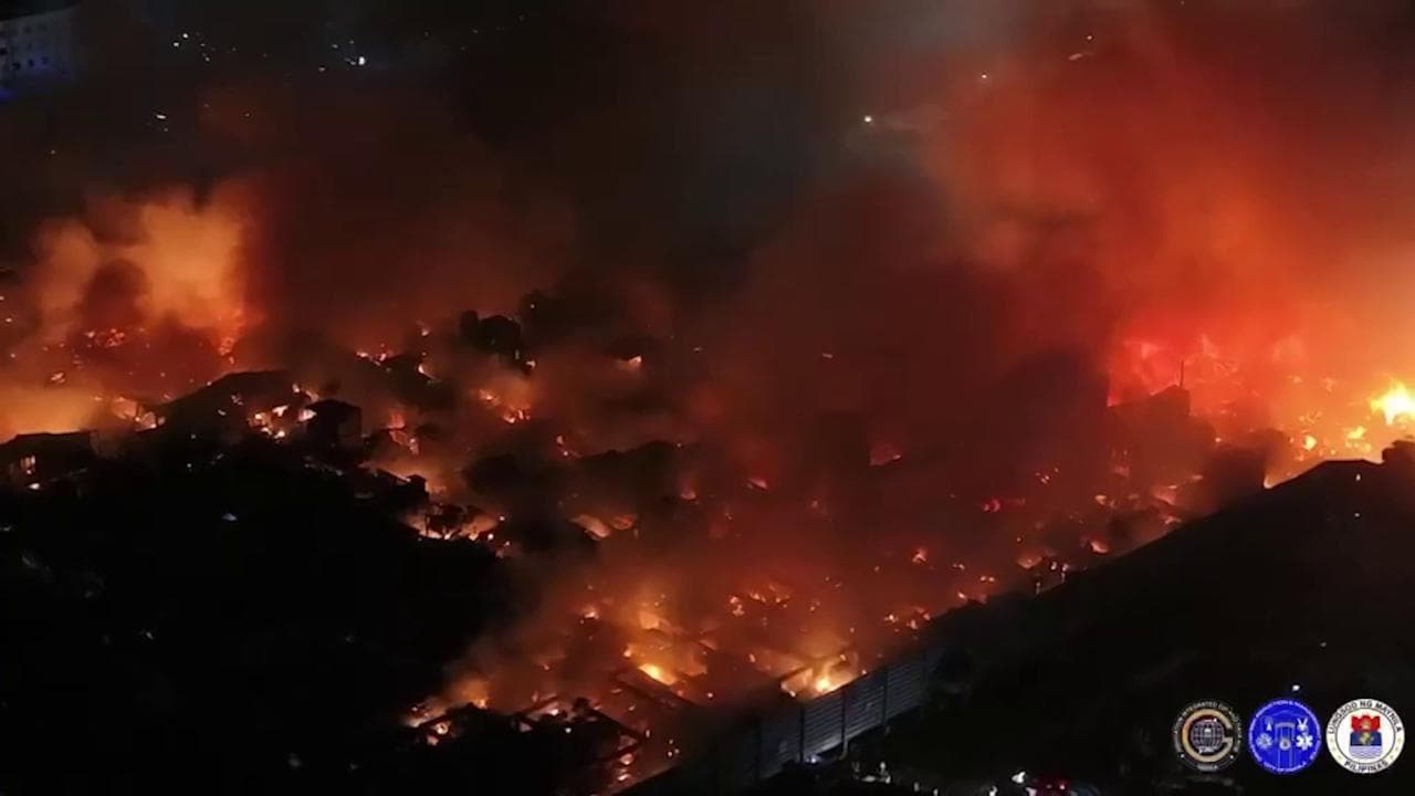 Manila, l'incendio spaventoso si mangia un quartiere della città nella notte: 700 persone sfollate