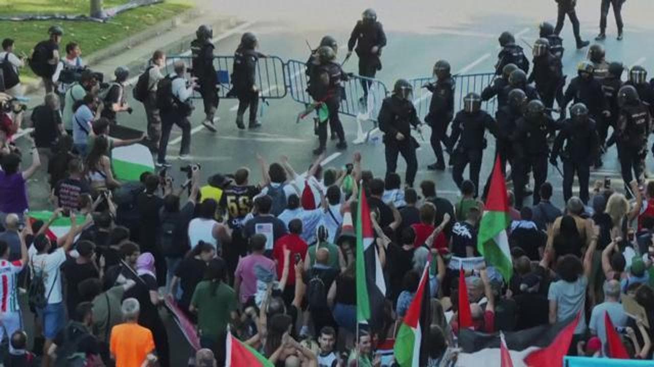 Vuelta interrotta a Madrid: scontri e cariche alla protesta Pro Pal
