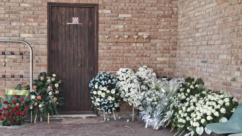 Le corone di fiori per lo studente di Latina che si è ucciso a 14 anni