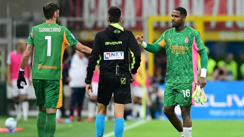 L'uscita dal campo di Maignan