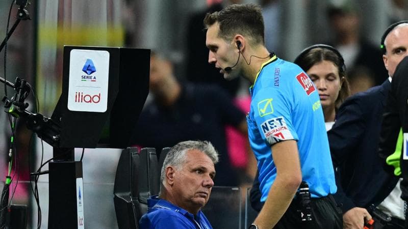 Revisione al Var durante Milan-Bologna